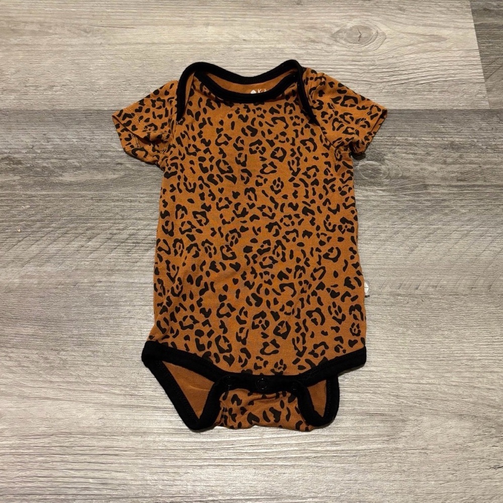 Kyte BABY Leopard Print Short Sleeve Bodysuit - Brown & Black